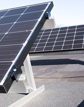 Bilden visar solceller på ett tak.